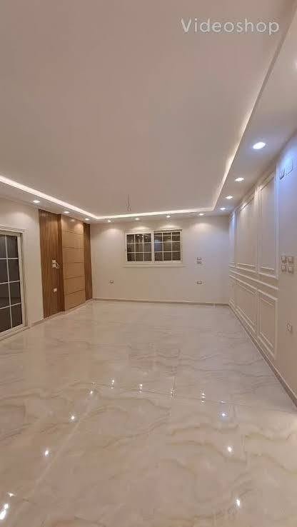 صالة رخامية بديكورات خشبية