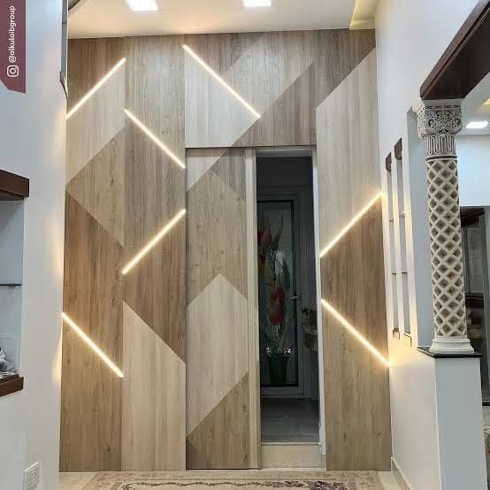 باب مدخل خشبي بتصميم هندسي مضيء