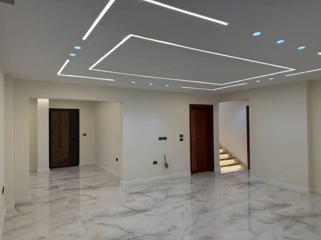 صالة واسعة بإضاءة سقف هندسية